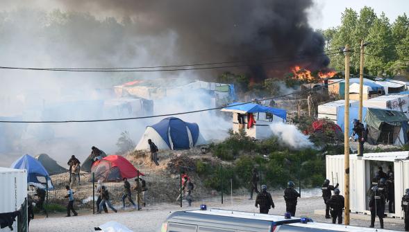 Migrants de Calais , des affrontements dans la  jungle  une vingtaine de blessés