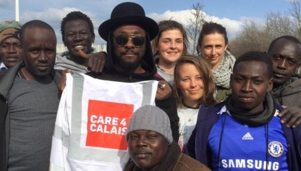 Migrants de Calais , le chanteur américain Will.i.am de passage dans la jungle