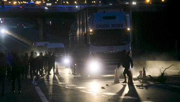 Migrants de Calais , les forces de l’ordre dépassées par la pose d’obstacles sur la rocade portuaire