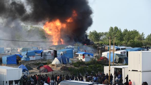Migrants de Calais , une cinquantaine de blessés dans des affrontements à la jungle (VIDÉO)