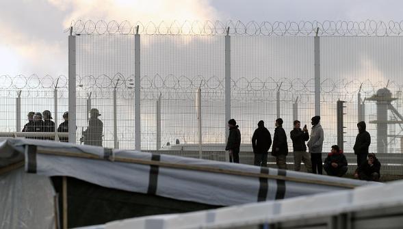 Migrants , des intrusions de plus en plus dangereuses sur la rocade portuaire de Calais