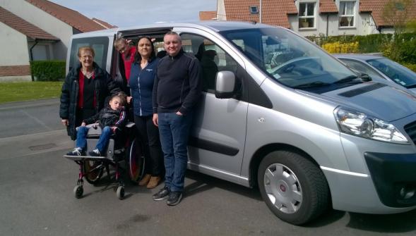 Oye-Plage, un nouveau véhicule pour Emma petite fille handicapée et sa famille