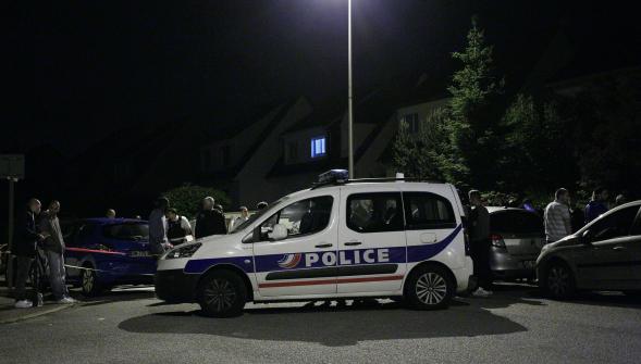 Policier tué près de Paris , la France sous le choc d'une nouvelle attaque terroriste