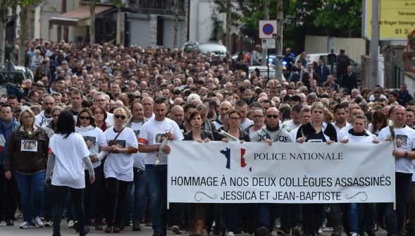 Policiers tués , 2 500 personnes marchent pour leur rendre hommage