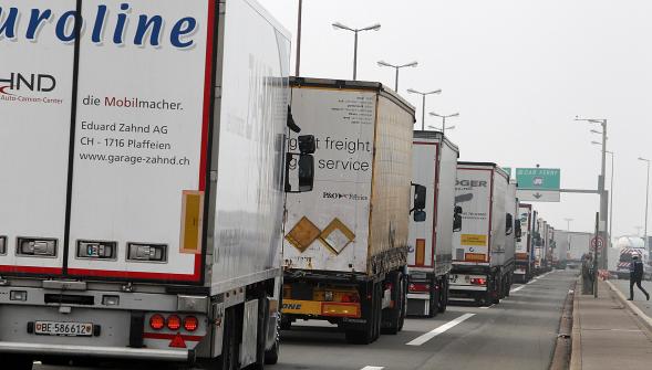 Port de Calais , trois heures d'intervention pour secourir un migrant coincé dans un camion