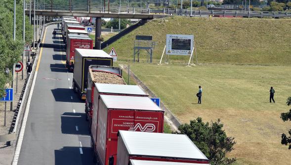Pression migratoire , action des transporteurs routiers dans le Calaisis le 5 septembre