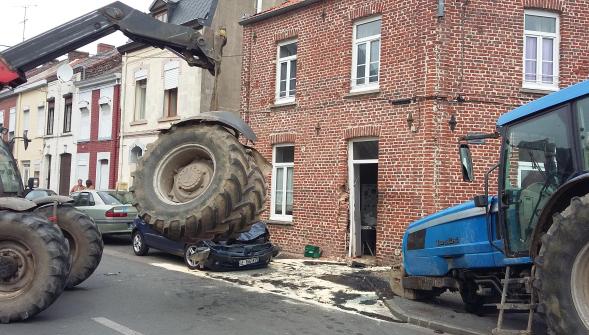 Quiévrechain , les roues se détachent du tracteur elles percutent une maison et une auto