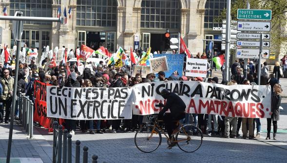 Rassemblement à Lille contre la loi Travail , des vitrines ciblées par certains manifestants