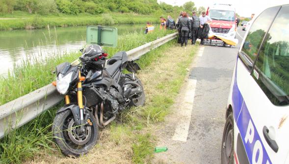 Saint-Omer , une motarde qui serait enceinte chute dans le canal
