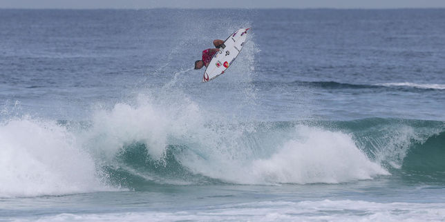 Surf , Gabriel Medina replaque un  backflip  en compétition une première