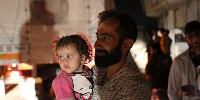 Syrie , Ayrault dénonce les raids du régime sur Daraya lors de l'arrivée d'aide humanitaire