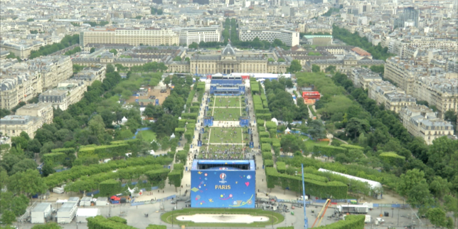 Timelapse , l'arrivée des supporteurs sur le Champ de Mars vue depuis la Tour Eiffel
