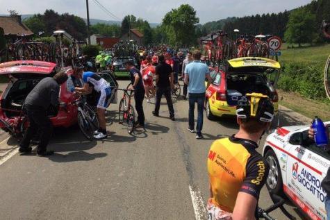 Tour de Belgique , accident entre deux motos et plusieurs coureurs du peloton de nombreux blessés