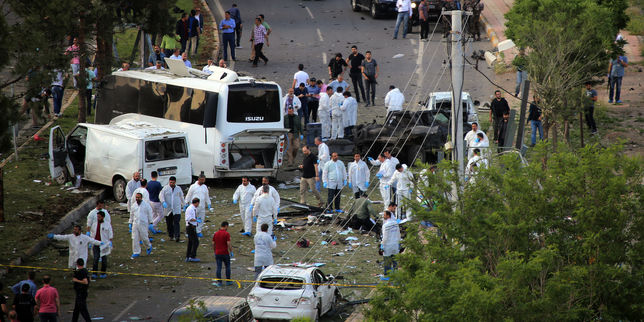 Turquie , attentat meurtrier contre la police à Diyarbakir