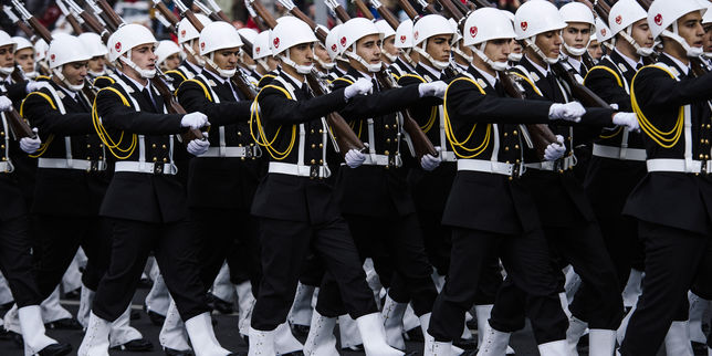 Turquie , cinq cents nouveaux militaires mis à pied