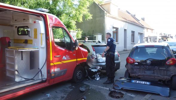 Un homme ivre vole l'ambulance des pompiers à l'hôpital de Calais et s'encastre dans deux voitures (VIDEO)