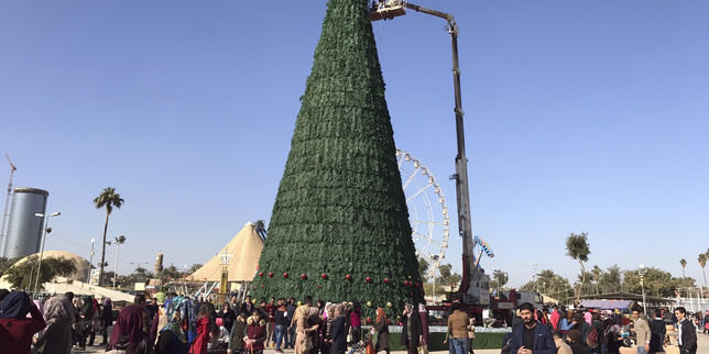 Un immense arbre de Noël à Bagdad en solidarité avec la communauté chrétienne