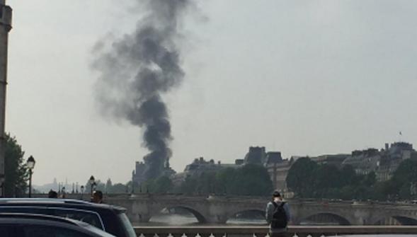 Un incendie de chantier près du Louvre et Twitter s'inquiète pour le musée