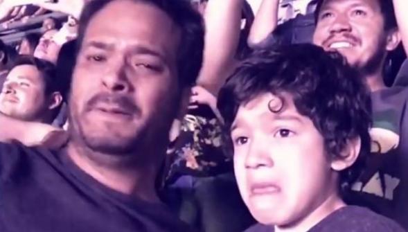 Un père et son enfant autiste ému aux larmes lors d'un concert de Coldplay