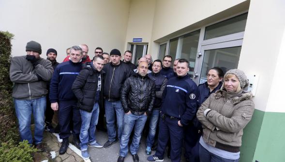 Une trentaine de surveillants bloquent ce lundi matin les accès à la prison de Maubeuge (VIDÉO)