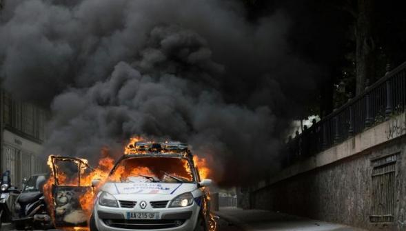 Voiture de police incendiée à Paris , les quatre suspects mis en examen pour tentative de meurtre et écroués