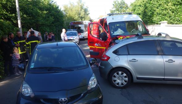 Un homme ivre vole l’ambulance des pompiers à l’hôpital de Calais et s’encastre dans une voiture